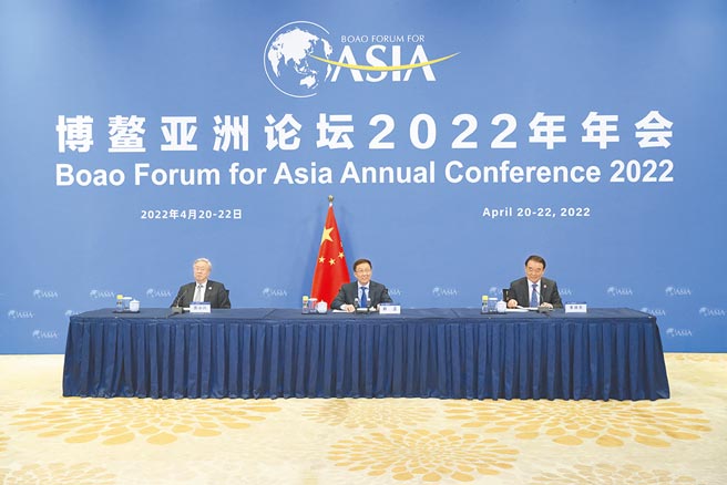 大陆副总理韩正（中）在博鳌亚洲论坛与中外企业家代表座谈时表示，中国将立足能源结构以煤为主的基本国情，确保今年能源电力供应安全稳定。（新华社）