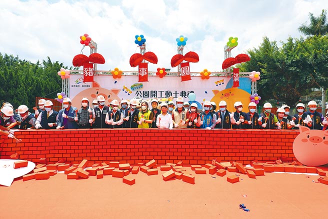 台中市长卢秀燕突破各种困难，将肉品市场转型活化为「猪事圆满公园」，22日举行开工动土典礼。（卢金足摄）