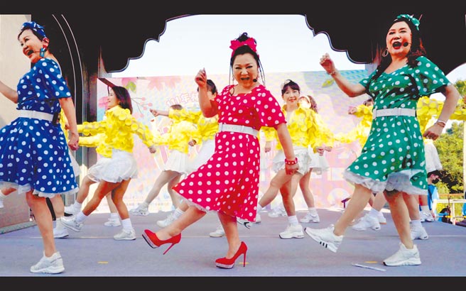 白冰冰（中）近来推出新歌，热情大跳广场舞。（吉姆设计有限公司提供）