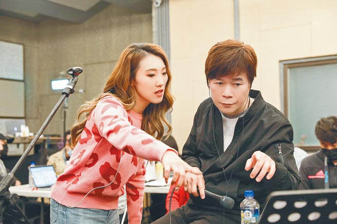 洪荣宏（右）将在「真爱秀．蓝宝石大歌厅」开唱，预告邀谢金晶合唱。（高雄流行音乐中心提供）