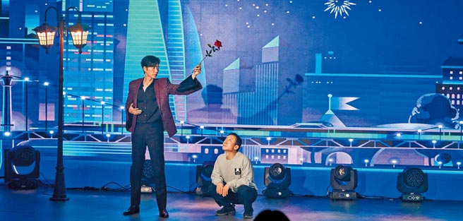 朴海镇在新作中化身使唤鬼魂的型男魔术师。（friDay影音提供）