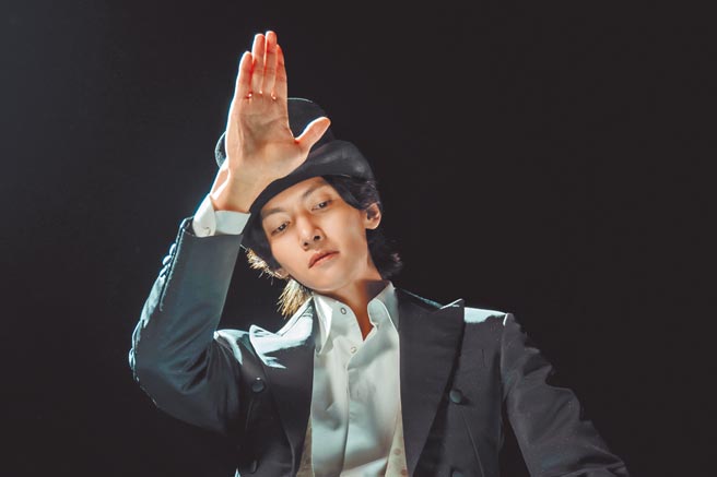 池昌旭扮演住在废弃游乐场的神秘魔术师。（Netflix提供）