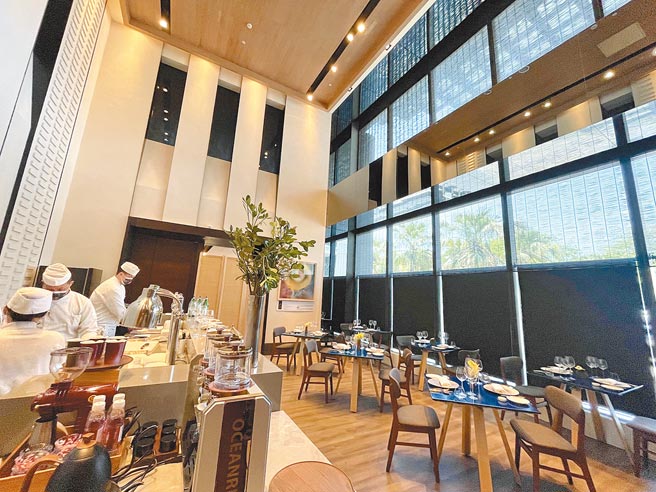 台南晶英酒店打造全新概念餐厅「无隅-Infinity」，拥有大片落地窗的挑高空间，盼带给宾客薰陶五感的各式飨宴。（何书青摄）