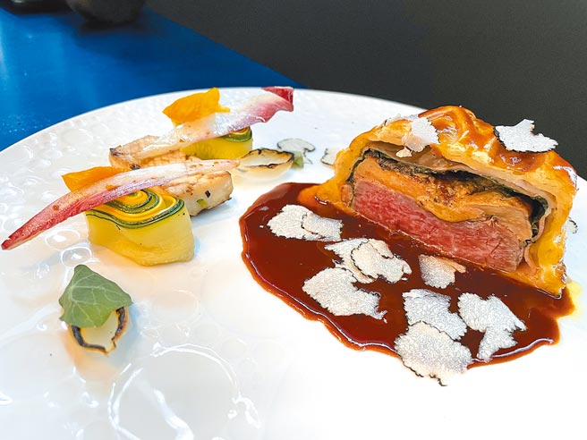 「无隅」春季菜单主餐「美国菲力与鸭肝」以威灵顿牛排作法呈献，更有桌边现刨顶极松露薄片。（何书青摄）