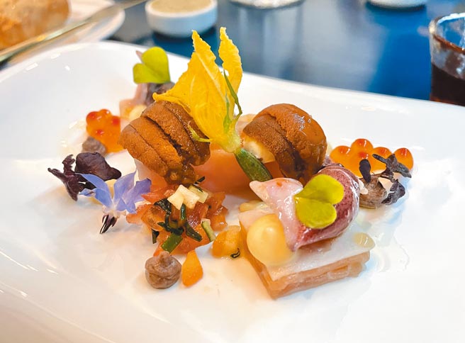 「无隅」春季菜单中的开胃菜运用萤乌贼、鳟鱼、春笋等季令食材，呈现百花盛开般的佳肴。（何书青摄）