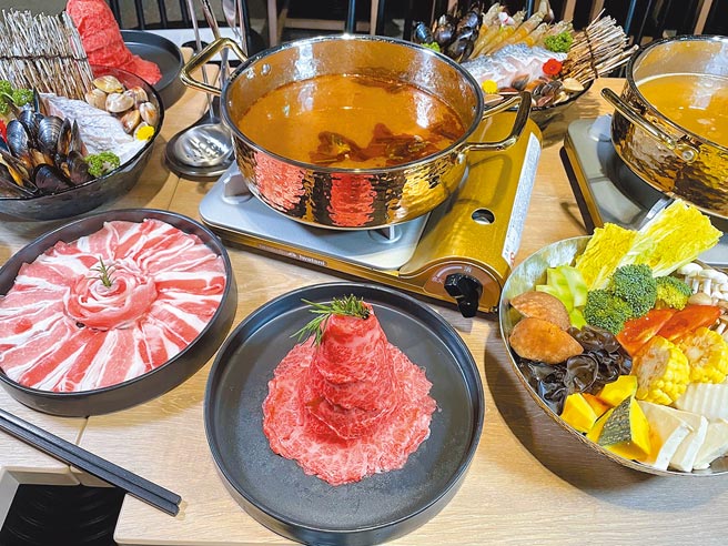 捷丝旅台南十鼓馆推出「日本A5和牛火锅吃到饱」1泊2食住房专案，房客可将日本鹿儿岛A5和牛、台湾梅花猪及新鲜时蔬畅快吃，并大啖丰富海鲜盘，锅底能选特制的泰式冬阴功高汤或牛骨高汤。（何书青摄）