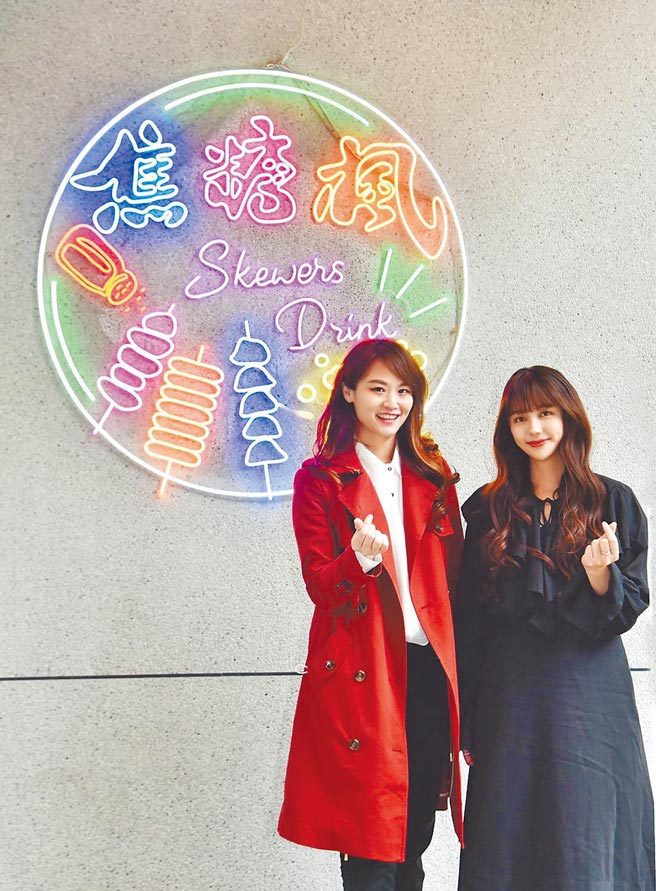 「焦糖枫」执行长陈妍霖（左）日前与歌手琳谊开心合照，分享自家串烧好味道。（焦糖枫提供）