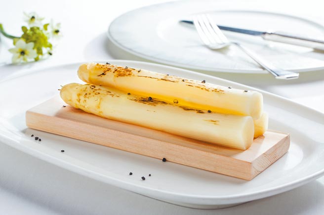 宝艾西餐厅推出的母亲节套餐可享用白芦笋料理。（台北君悦酒店提供）