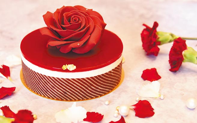 「玫好人生」母亲节蛋糕使用经典「KRAFT Cream Cheese」搭配黄柠檬奶油馅。（台北新板希尔顿酒店提供）