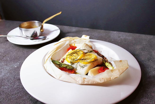 法式纸包鱼衬藜麦˙苦艾酒酱汁清爽美味。（亚都丽致大饭店提供）