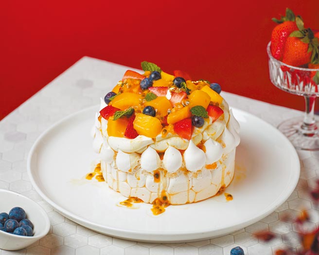 台北Ｗ饭店除了母亲餐点蛋糕也是主打，图为水果帕芙洛娃（芒果、草莓、百香果）。（台北Ｗ饭店提供）