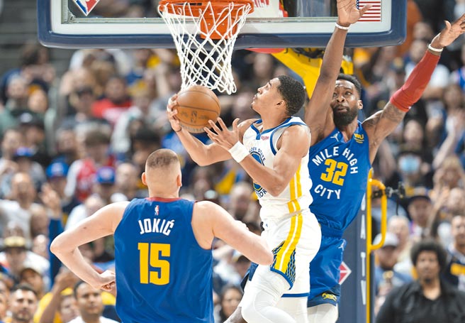 勇士普爾（中）空中拉桿閃過金塊格林（右）的封阻，準備倒勾投籃。（美聯社）