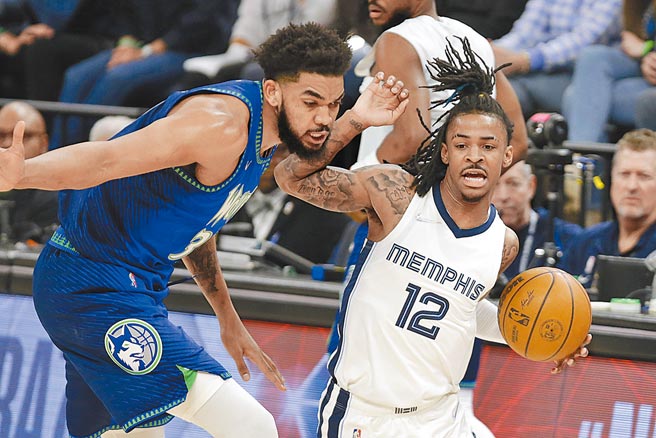 灰熊后卫莫兰特（右）甩开灰狼唐斯的防守强行切入。（美联社）