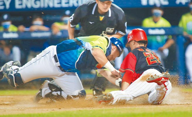 味全龍張政禹（右）3局下自二壘硬闖本壘，遭悍將捕手張進德觸殺。（鄭任南攝）