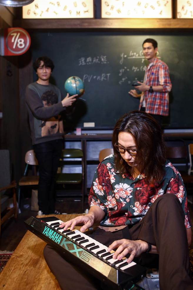 宇宙人方Q曾在美国失恋，一个人疗情伤。（邓博仁摄）