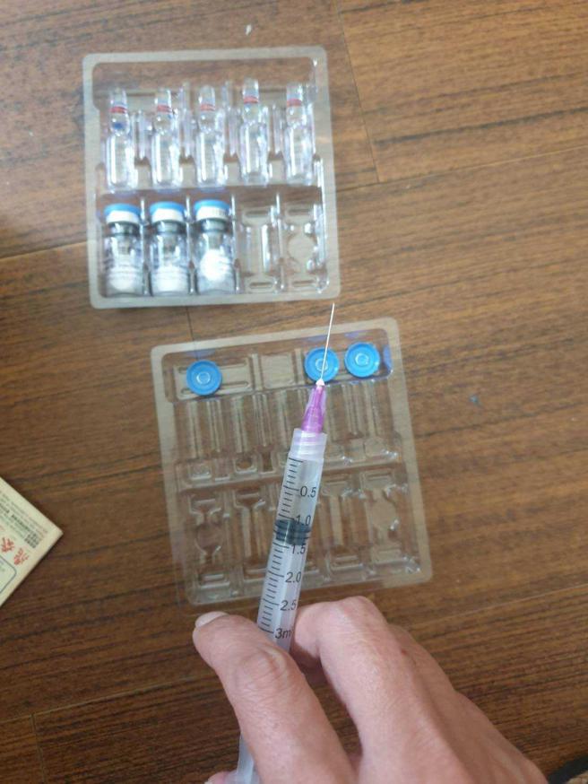 不敢自己扎针的陈伶宣，打针都是靠医师老公帮忙。（图／陈伶宣提供）