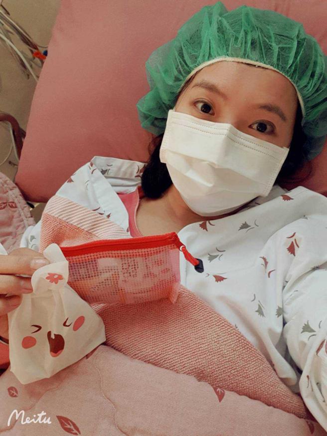 去年底陈伶宣第二次植入胚胎成功，医院还贴心送上糖果奖励。（图／陈伶宣提供）