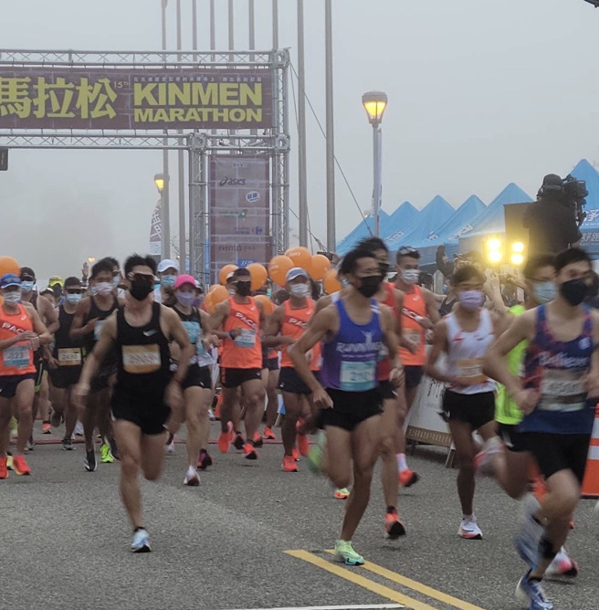 疫情下的金門馬 700人清晨濃霧中起跑。李金生攝