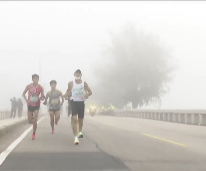 疫情下的金門馬 700人清晨濃霧中起跑。李金生攝