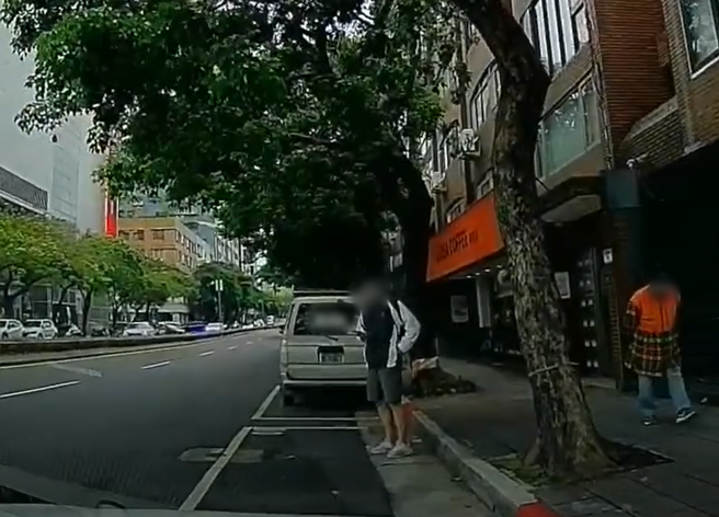 有民眾遇上年轻人以肉身占车位，还自认有理，而上前与他争论。（翻摄自脸书社团《爆料公社》）