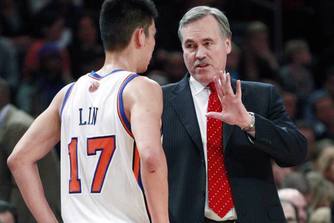2012年2月，在纽约尼克队刮起旋风的林书豪(左)与总教练丹托尼。（美联社资料照）