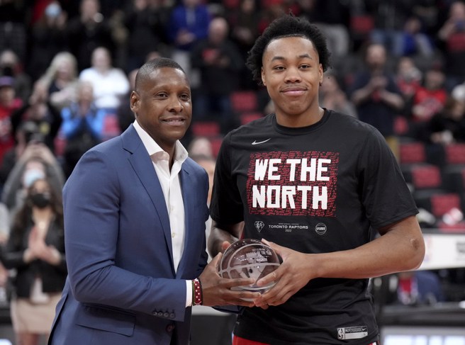 暴龙总裁乌杰利(左)亲自颁发年度新秀奖杯给史考提巴恩斯。(美联社)