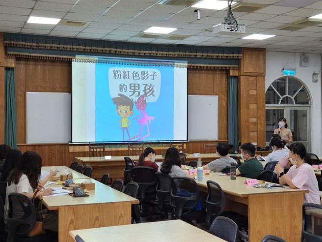 台中市明德高中舉辦性平教育繪本閱讀。（教育部提供／林志成台北傳真）