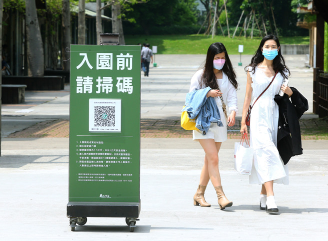 醫師認為，台灣民眾自發遵守防疫規定和減少外出，是疫情未爆炸的主因。（粘耿豪攝）