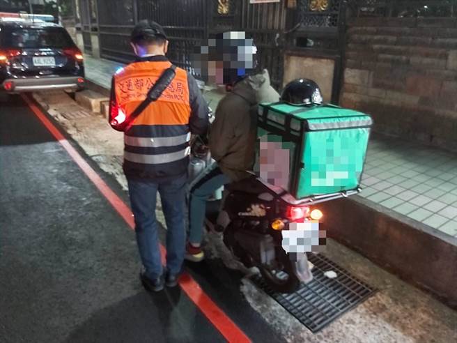 芦洲警方会同监理站执行联合稽查，加强取缔改装及噪音车辆。（警方提供）