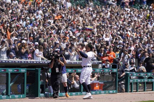 老虎队卡布瑞拉向主场球迷致谢。（美联社）