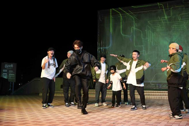 羅時豐出席北海岸藝術季並於秀上和街舞團隊FORMOSA CREW，小跳一段街舞。（潘怡良GIOIA PAN提供）