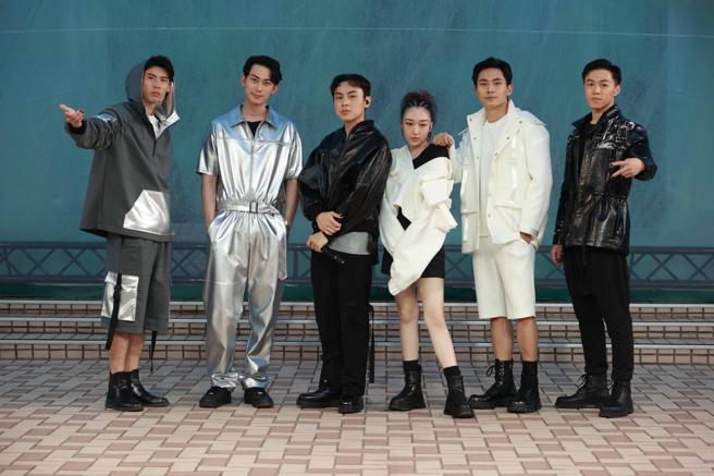 走秀藝人(由左至右)馮秉軒、林志宇、顏佑庭、王敏淳、林家佑、游書庭。（潘怡良GIOIA PAN提供）