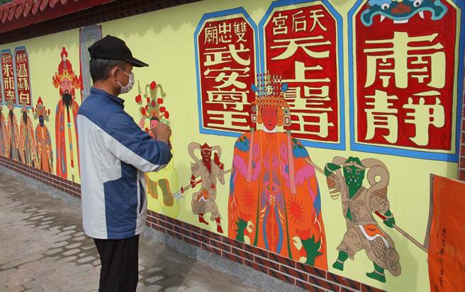 杨佳广费时2个月，在故乡金寧乡湖下双忠庙完成6幅以「庙会」为主题的文化墙彩绘工作。（金寧乡公所提供）