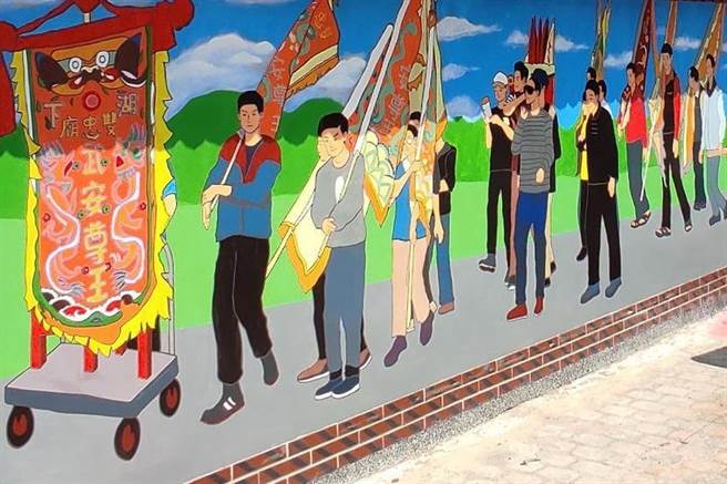 浓浓的民俗风作品让湖下双忠庙成为游客打卡新景点。（金寧乡公所提供）