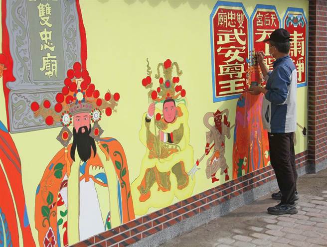 杨佳广用色明亮、大胆，呈现神轿会集、出社，彩旗飞扬和信眾迤逦虔敬随行的场面。（金寧乡公所提供）