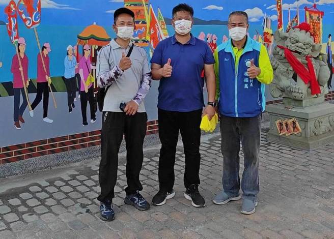 金寧乡长杨忠俊（中）讚许旅台艺术家杨佳广细腻诠释地方特色，精彩的人文内涵让人感动。（金寧乡公所提供）