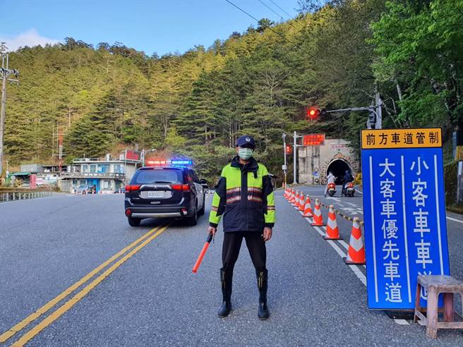 花季期间高乘载管制及流量管制时间，从杜鹃花季假日上午6到11时。（警方提供／卢金足台中传真）