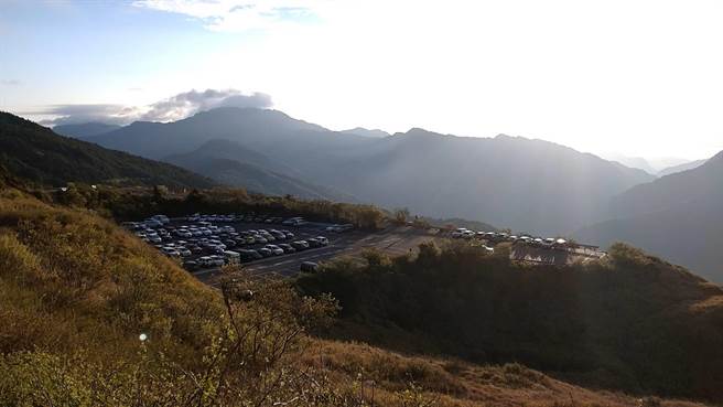 今日南投天气晴朗，一早合欢小风口停车场已停满车。（警方提供／卢金足台中传真）