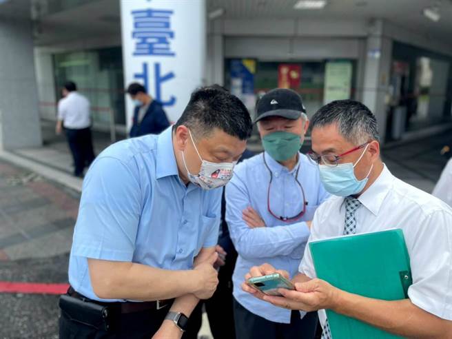 台铁局长杜微日前赴花莲地区，实地了解5／1花东地区以公路客运替代铁路的措施(台铁提供)