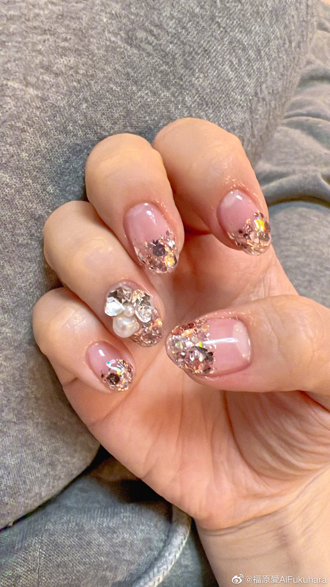 福原愛開心做起指甲，心情應該是不錯。(圖/福原愛 微博)