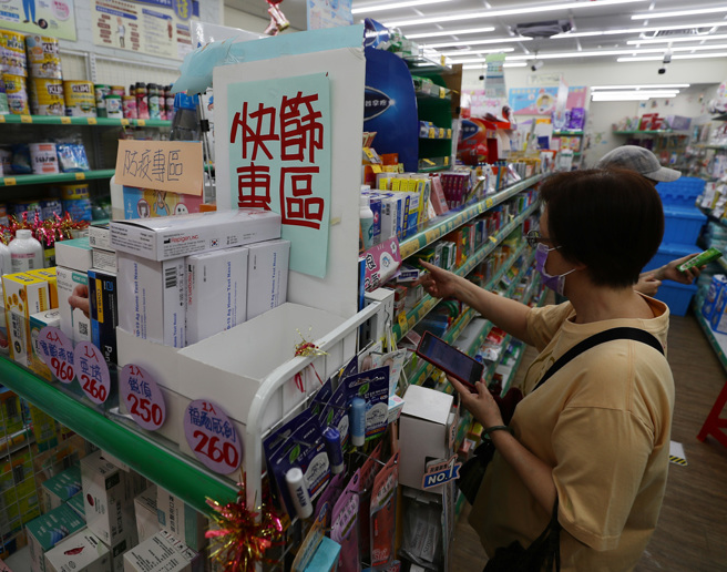 快筛试剂需求逐渐增加。图为民眾在药局选购快筛试剂。（示意图/季志翔摄）

