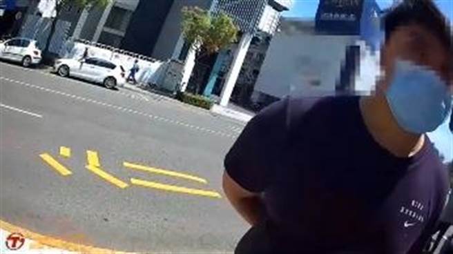 警方要將黃男帶返所。（翻攝照片／崔正綱高雄傳真）