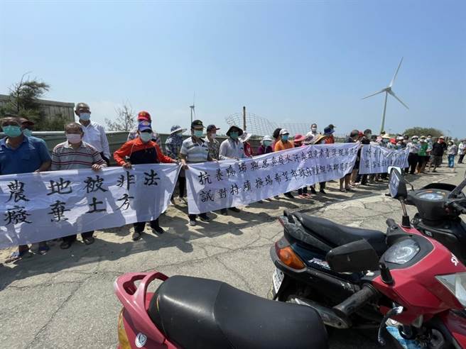 大甲环保復育公园东侧露天养鸭场长年发出恶臭，建兴里长蔡明河24日率领上百位居民前往抗议。（民眾提供）