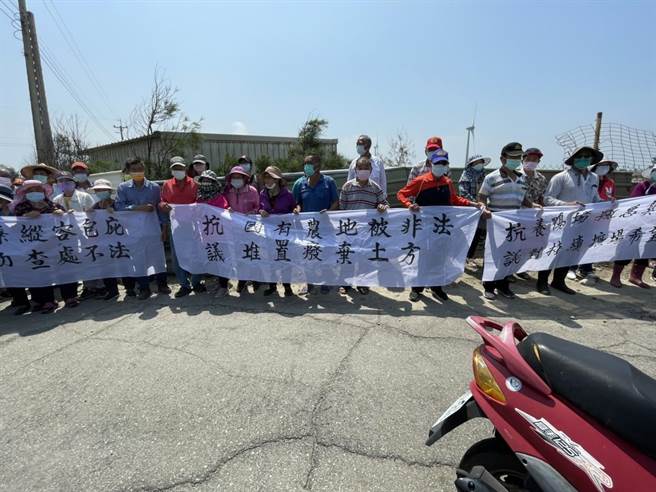 大甲环保復育公园东侧露天养鸭场长年发出恶臭，建兴里长蔡明河24日率领上百位居民前往抗议。（民眾提供）