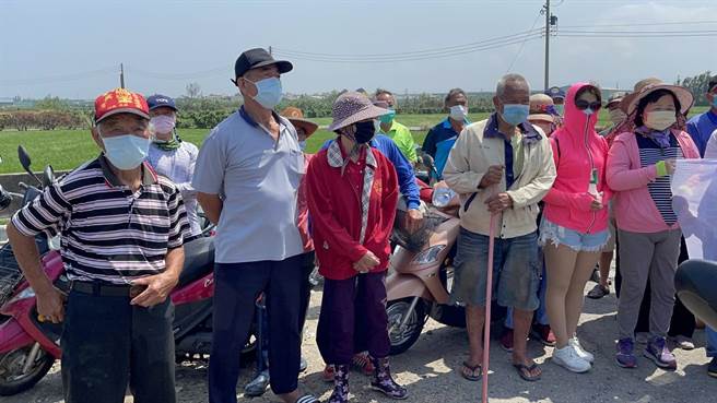 大甲环保復育公园东侧露天养鸭场长年发出恶臭，建兴里长蔡明河24日率领上百位居民前往抗议。（民眾提供）