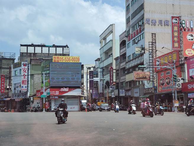 斗六市中山路上的五叉路口范围大，交通复杂。（周丽兰摄）