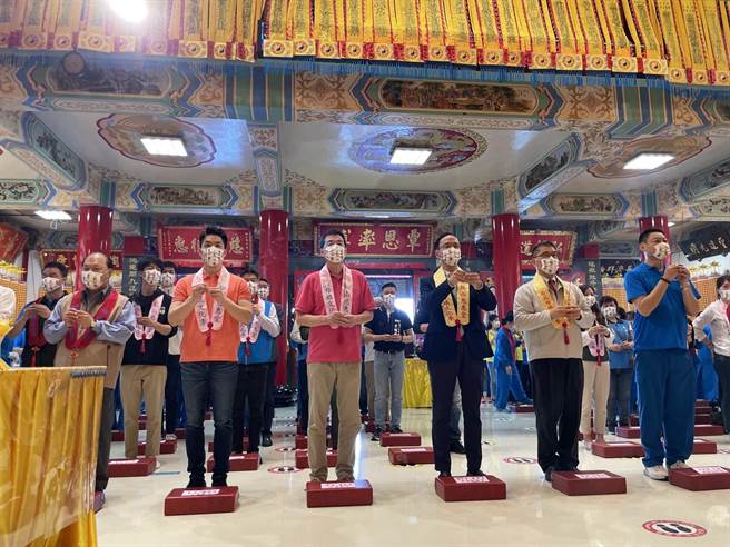 國民黨主席朱立倫今早到台北松山慈惠堂參加祈福法會。（國民黨提供）