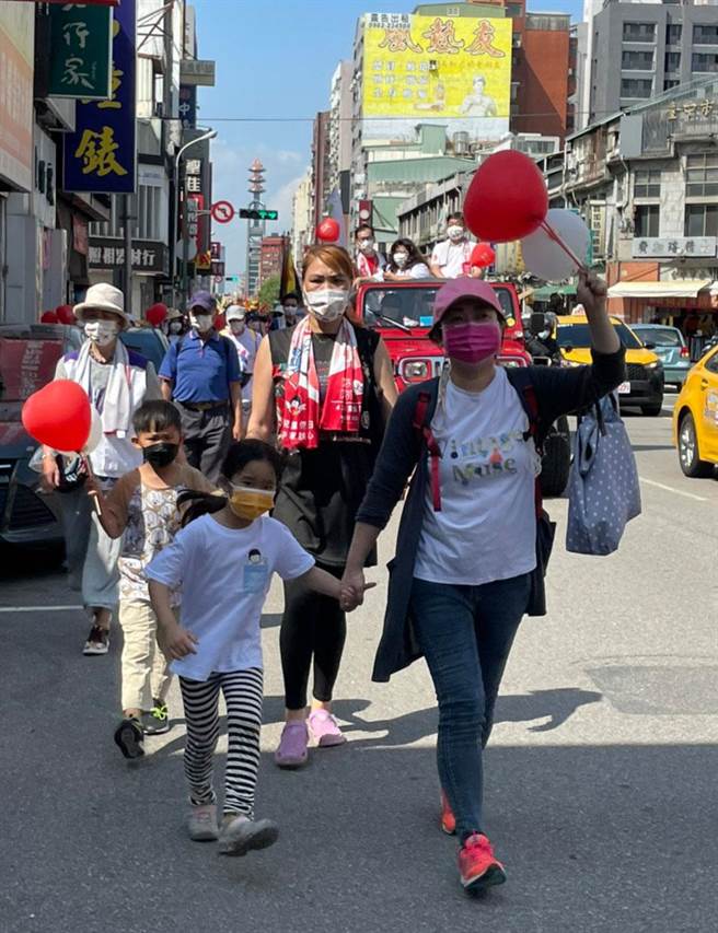 适逢周末，大人带小孩携手踩街，为儿保日而走，呼应守护国家未来主人翁。（南台中家扶中心提供／张妍溱台中传真）