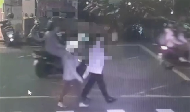 警方調閱監視器，發現2人並肩步行，並沒有所謂搶奪情事。（警方提供）