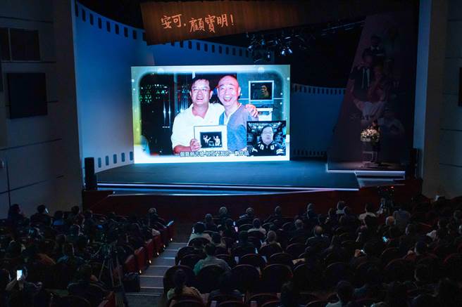 果陀剧场艺术总监梁志民因防疫规定，透过视讯和大家分享顾宝明。（《 安可，顾宝明！》追思会提供）